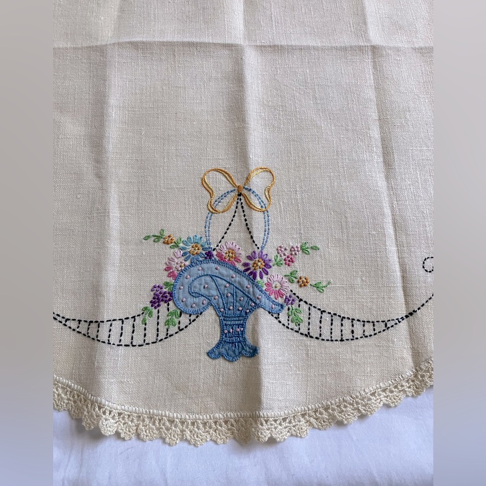 VINTAGE Embroidered Round Linen Tablecloth Diolies with Hand Embroidered… - Picture 2 of 8